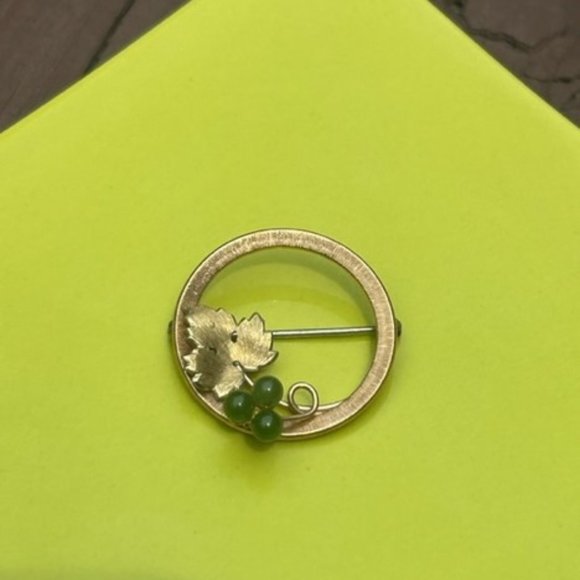 VTG KREMENTZ Gold Circle Leaf Green Stone BROOCH - Picture 3 of 6